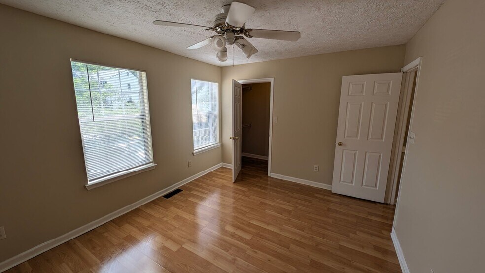 Building Photo - 3909 Meadow Creek Dr