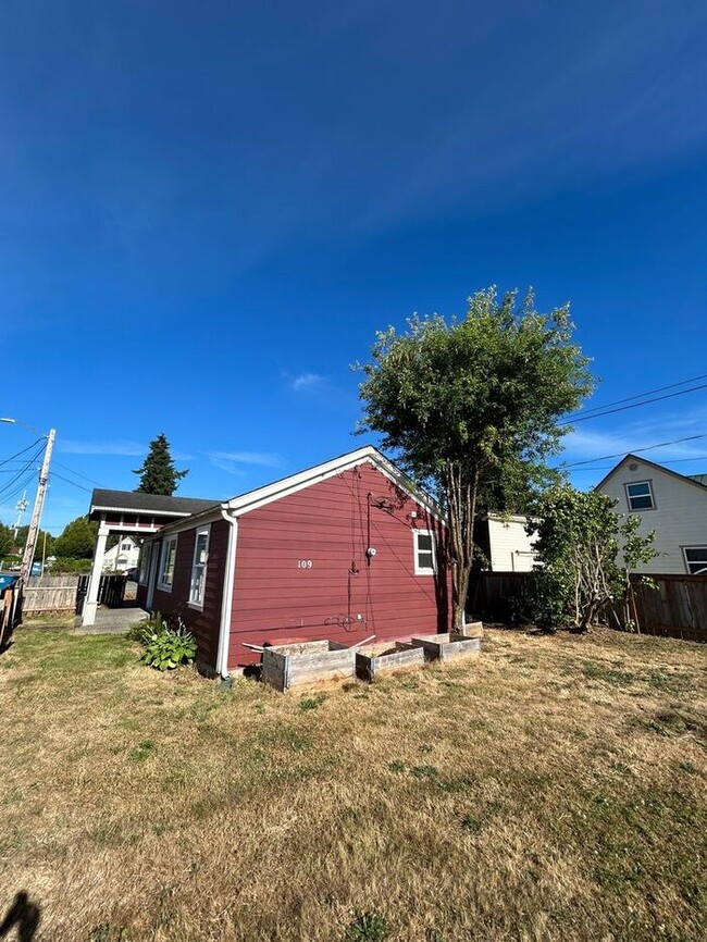 Building Photo - 3 Bed 1 Bath SFR Pet Friendly Home Downtow...
