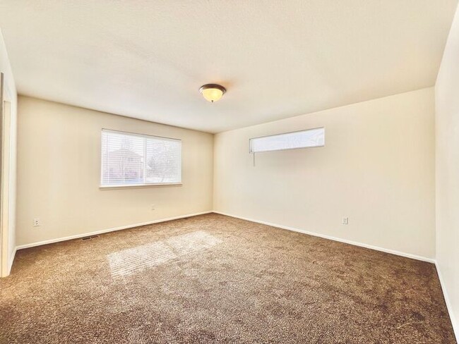 Building Photo - Spacious 3 Bedroom, 2.5 Bathroom Just Sout...