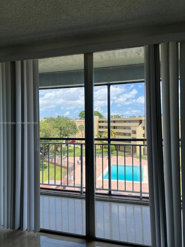 Building Photo - 9210 Fontainebleau Blvd