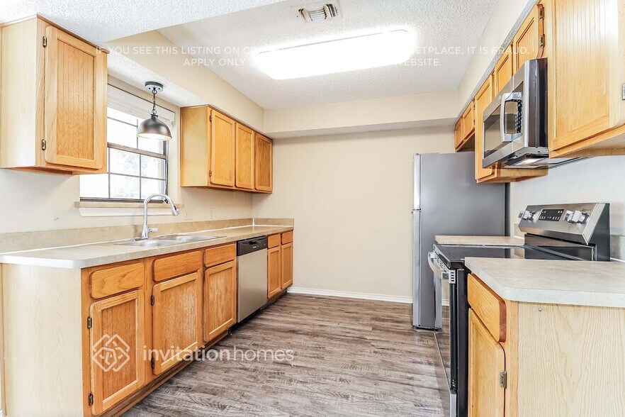 Building Photo - 3801 Devonaire Dr