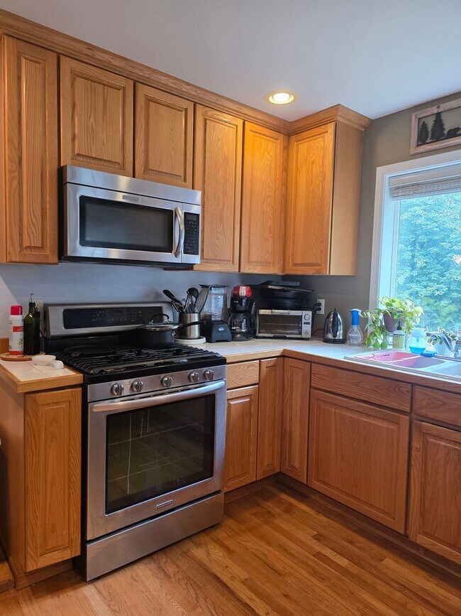 Building Photo - 3 Bedroom Craftsman Style Home in Convenie...