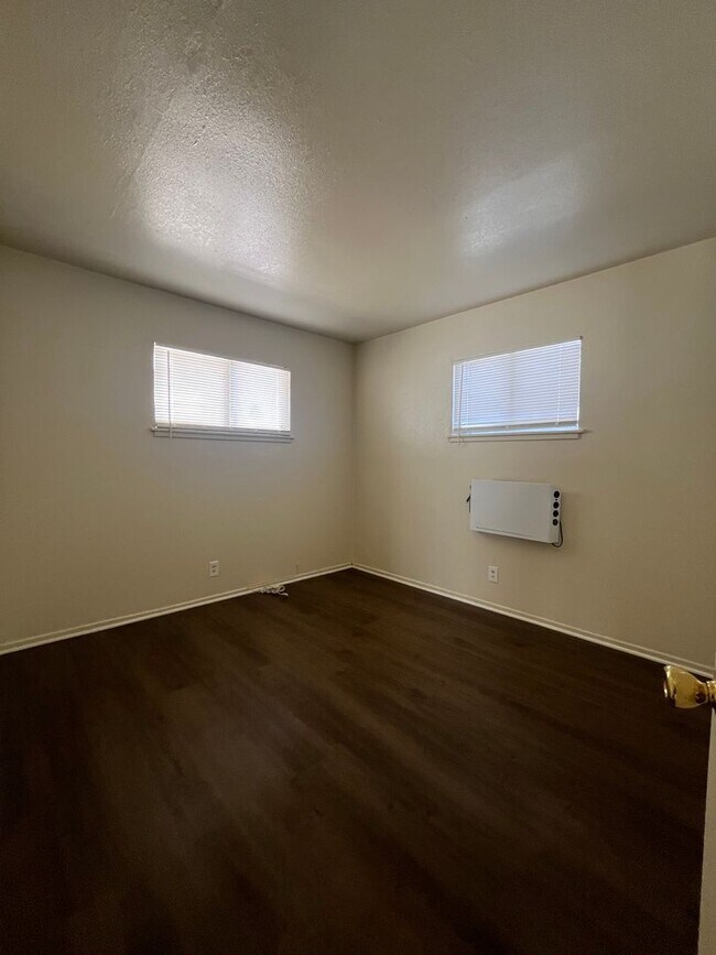 Building Photo - 770