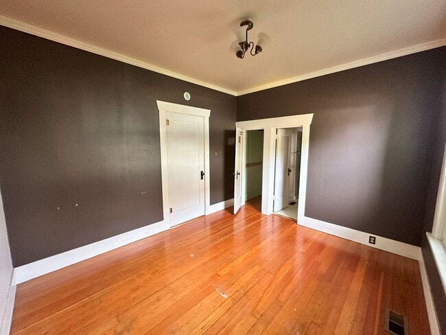 Building Photo - 2 bdrm/1 bath Lettered Streets cottage for...