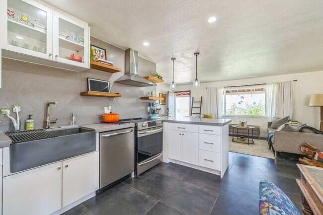 Building Photo - 3 Bedroom 1.5 Bath Modern Farmhouse near JT National Park * MOVE IN SPECIAL*