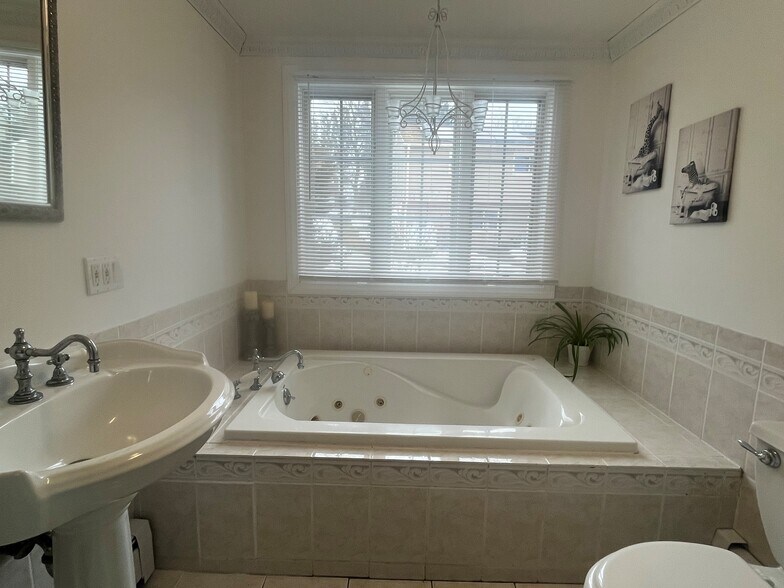 Building Photo - 14 Cherry St