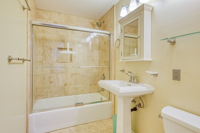 Building Photo - Charming 3 Bed/1 Bath Ranch with Bonus Room