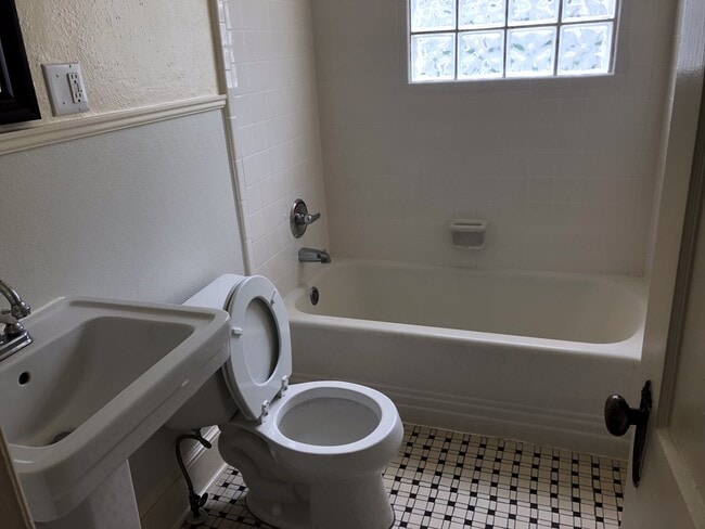 Primary Photo - 137 Burnett St