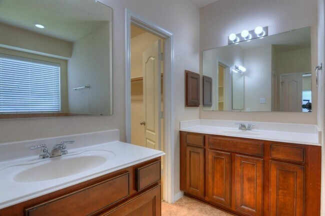 Building Photo - 4711 Bellows View Dr