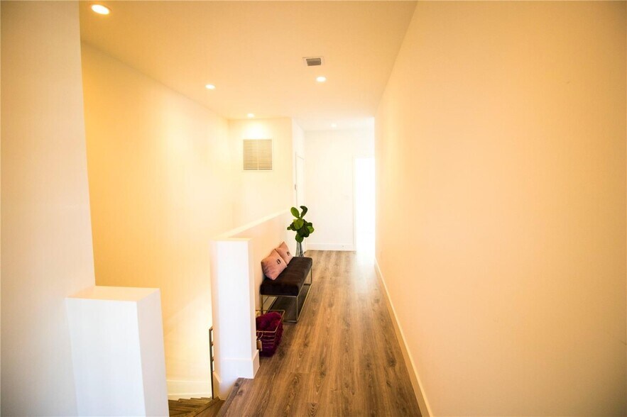 Building Photo - 2465 NE 135th St