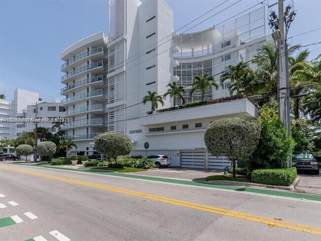 Building Photo - 9821 E Bay Harbor Dr