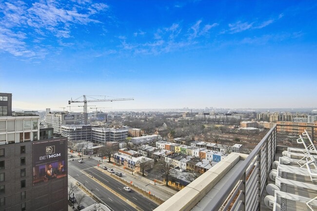 Building Photo - Fabulous 1 Bed/1 Bath condo at The Avidian...