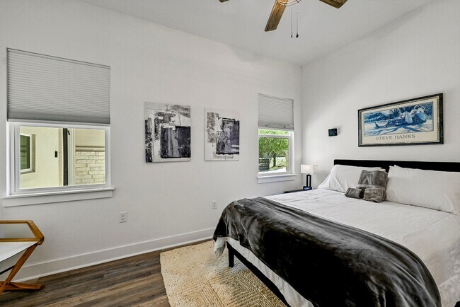 Building Photo - 104 Desert Rose S