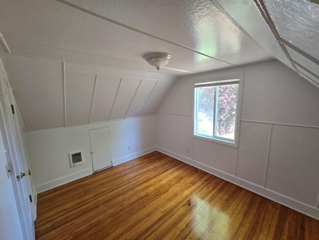 Building Photo - Cozy Three Bedroom Home in West Salem