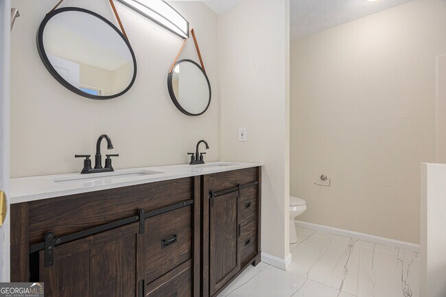 Building Photo - 429 Village Bluff Dr