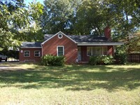 Building Photo - 2 Bedroom 2 Bath Home with Multiple Exteri...