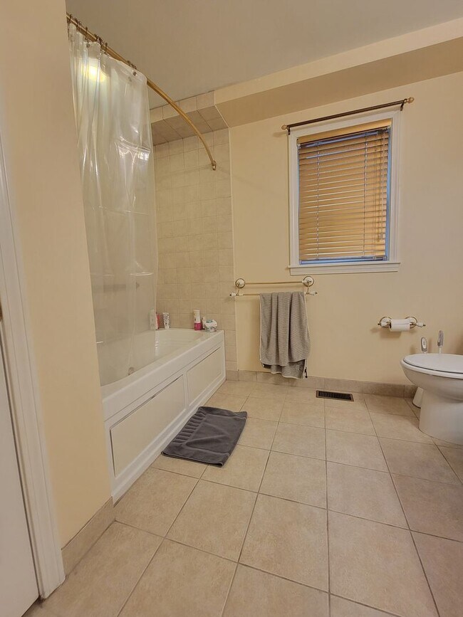 Building Photo - Spacious and Rare 3 Bd 2 Bath Near Fort Hill With Off Street Parking