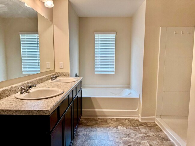 Building Photo - Beautiful 5 bedroom, 3 full bath home in D...