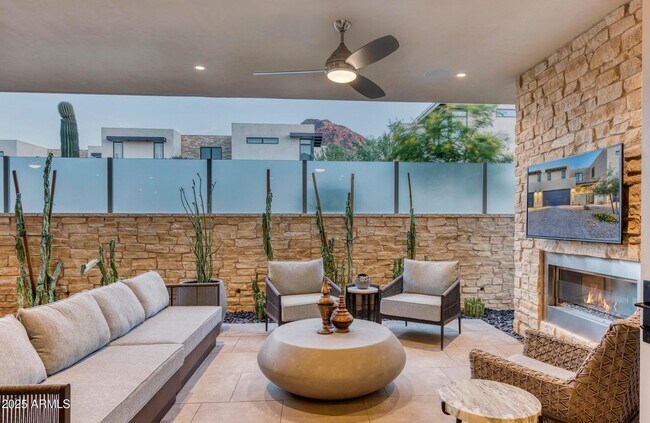 Building Photo - 5553 E Stella Ln