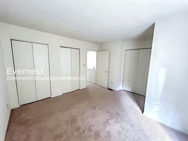 Building Photo - 2-Bedroom Townhome with Washer / Pet-frien...