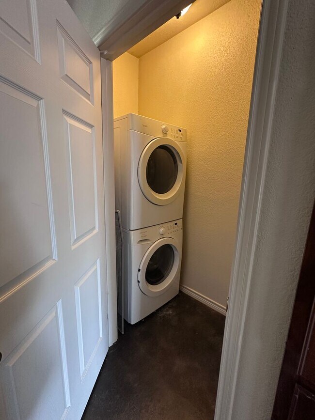 Building Photo - Spacious 4/4 House Near Baylor Campus with Yard - SPRING SEMESTER AVAILABILITY!