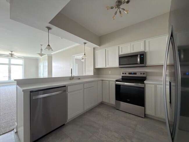 Building Photo - **Stunning Waterfront Condo in Downtown Knoxville**  2 Bedroom, 2 bath Fully renovated! Available...