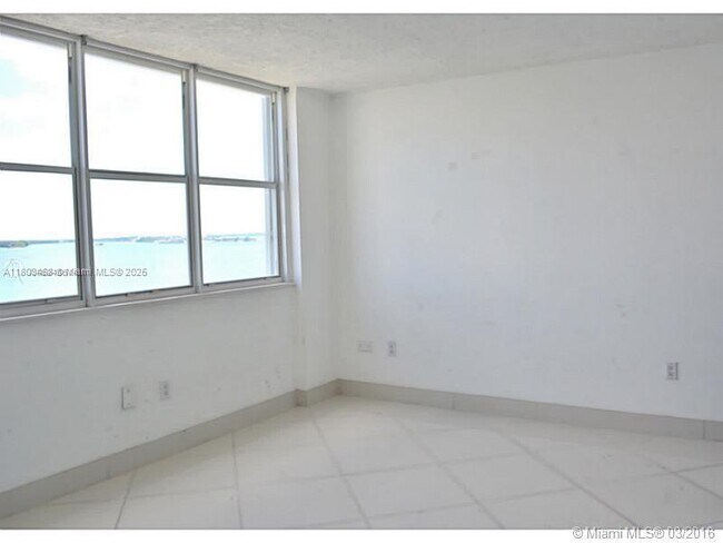 Building Photo - 905 Brickell Bay Dr