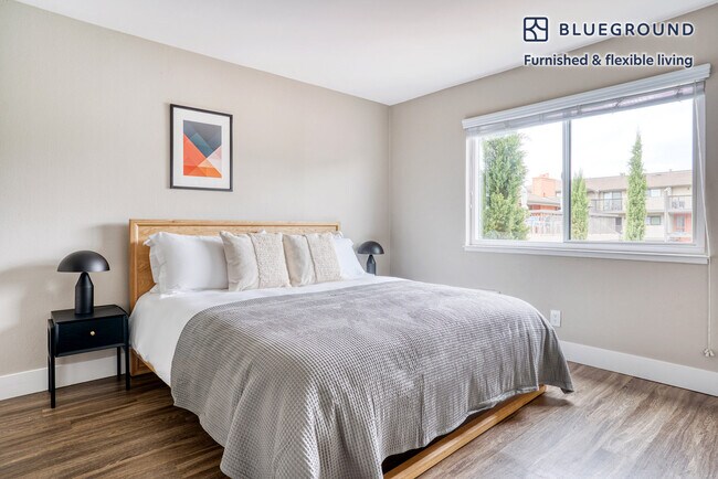 Building Photo - 622 Edgewater Blvd