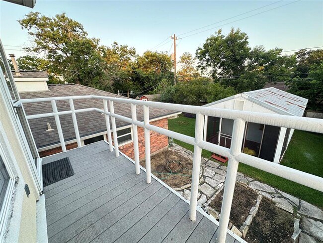 Building Photo - 4005 Nenana Dr