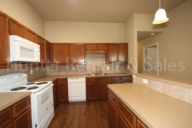 Building Photo - Spacious three-bedroom