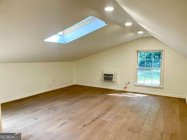 Building Photo - 160 Farm Ln