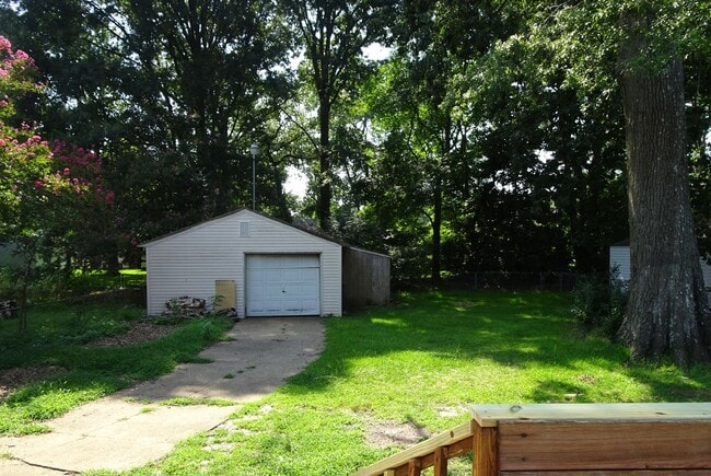 Building Photo - 3 Bedroom 1 Bath Rancher Rental in North H...