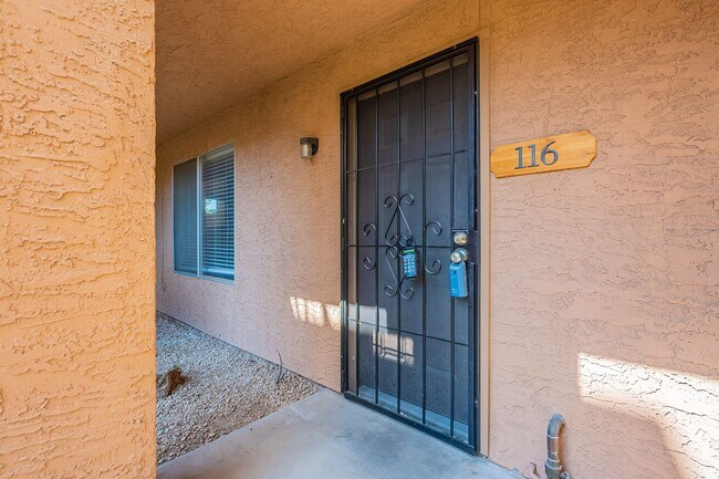 Building Photo - Two Bedrooms in Old Town Scottsdale - Available November 5, 2025!