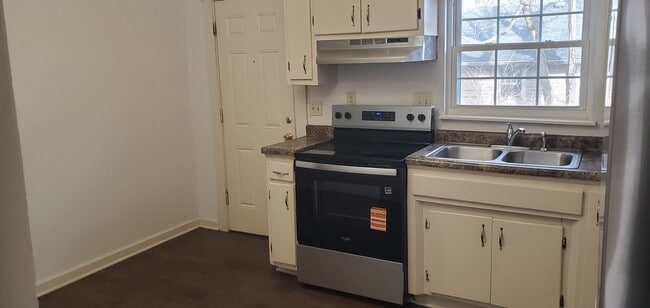 Building Photo - 4 bd, 2 ba 2-story house, central west Columbia location, many recent improvements