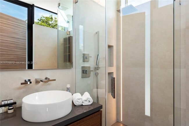 Building Photo - 1400 Bayview Dr