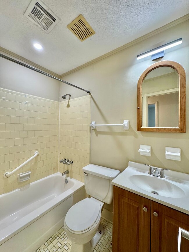 Building Photo - Charming updated 3-bedroom home!