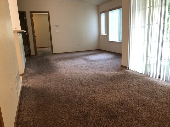 Building Photo - Affordable living at Westside Apartments!