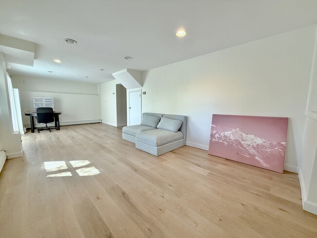 Building Photo - 6 Larch St
