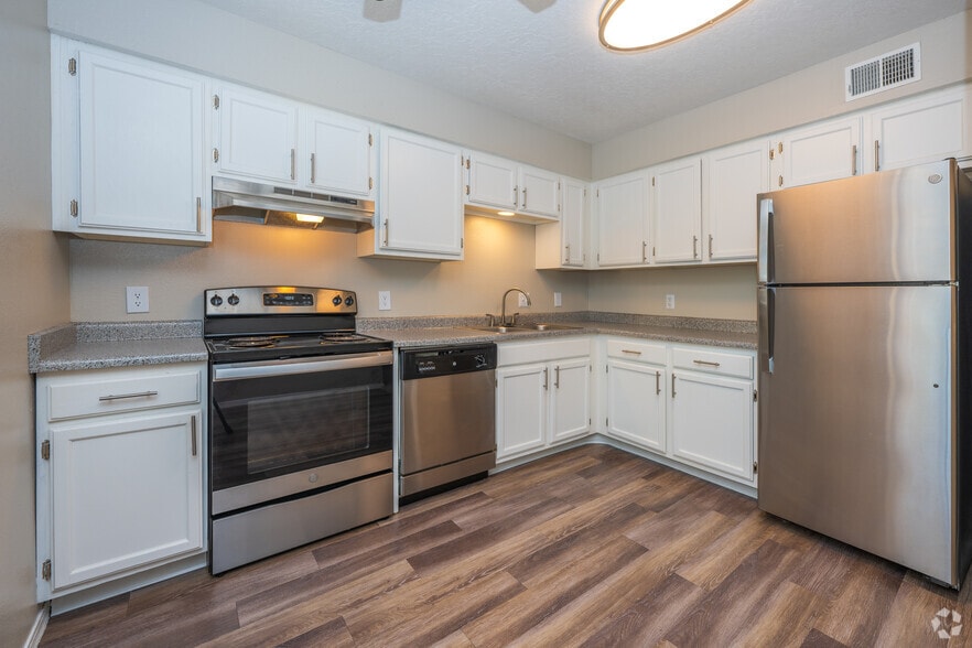 2BR, 1.5BA - 950SF - Kitchen - Meadowlark Apartments
