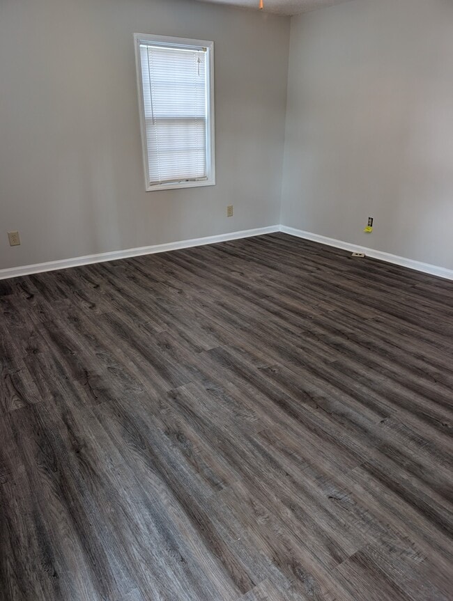 Building Photo - 2110 Shamrock Dr E