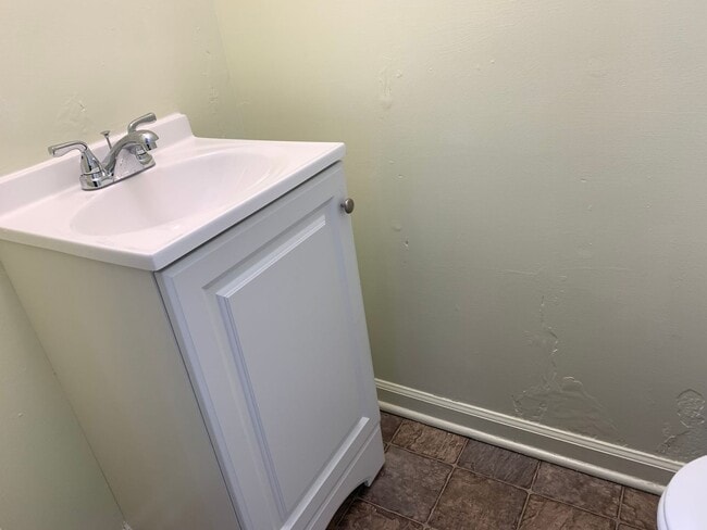 Building Photo - End Unit Townhome off Old Forest Road