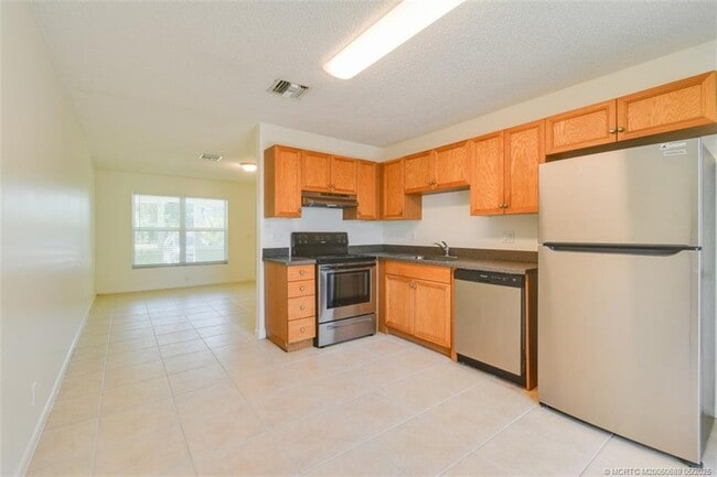 Building Photo - 8839 SE Hobe Ridge Ave