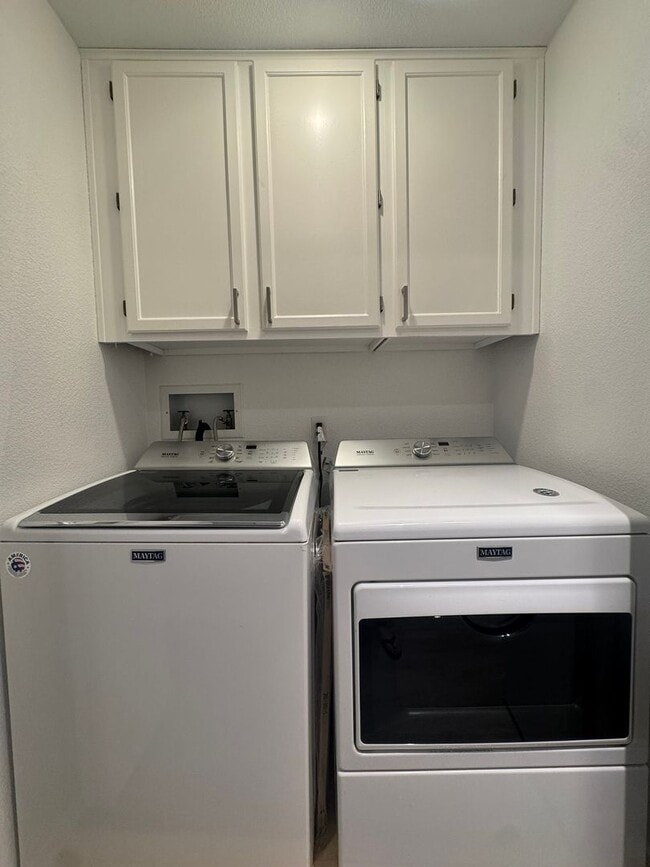 Building Photo - Beautifully Renovated 2 Bed Single Story Home