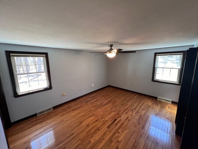 Building Photo - 33 Meadowbrook Dr