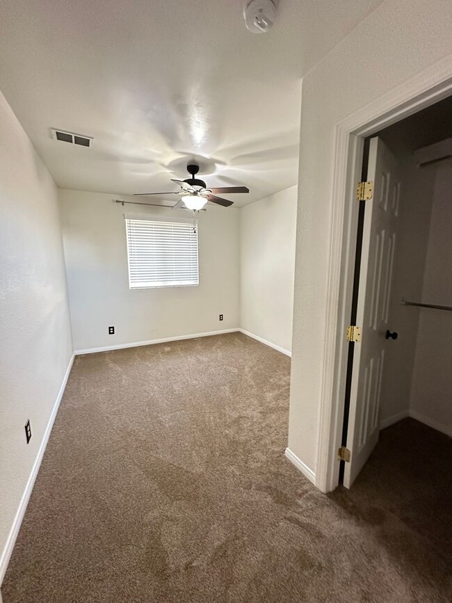 Building Photo - Spacious East Palmdale Home