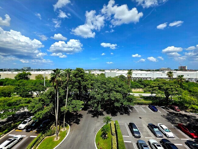 Building Photo - 2112 S Cypress Bend Dr
