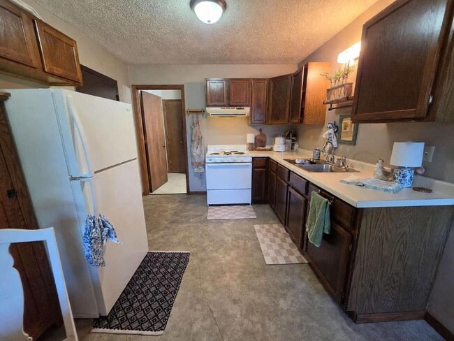 Building Photo - 2 Bedroom, 1 Bathroom with Attached Garage & Patio