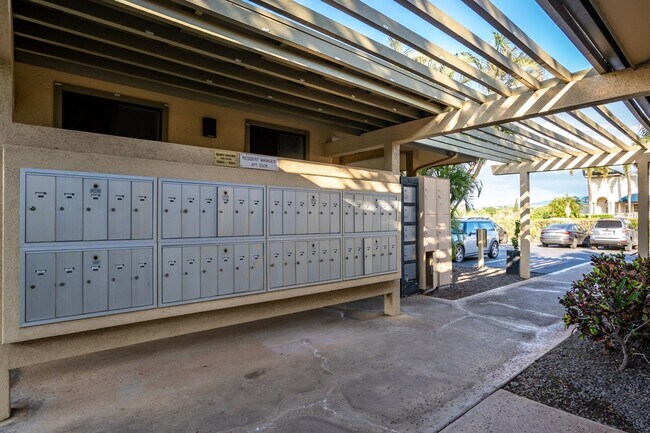 Building Photo - Fully Furnished 2 Bed/1.5 Bath, Maui Gardens Condo with Resort Amenities and Steps to the Beach!