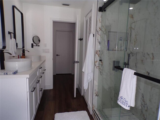 Building Photo - 1802 Los Alamos Dr