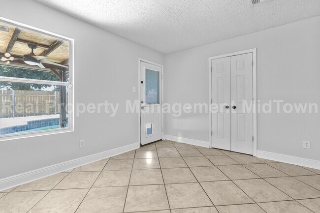 Building Photo - Beautiful 3 - Bedroom Home with pool in Ar...
